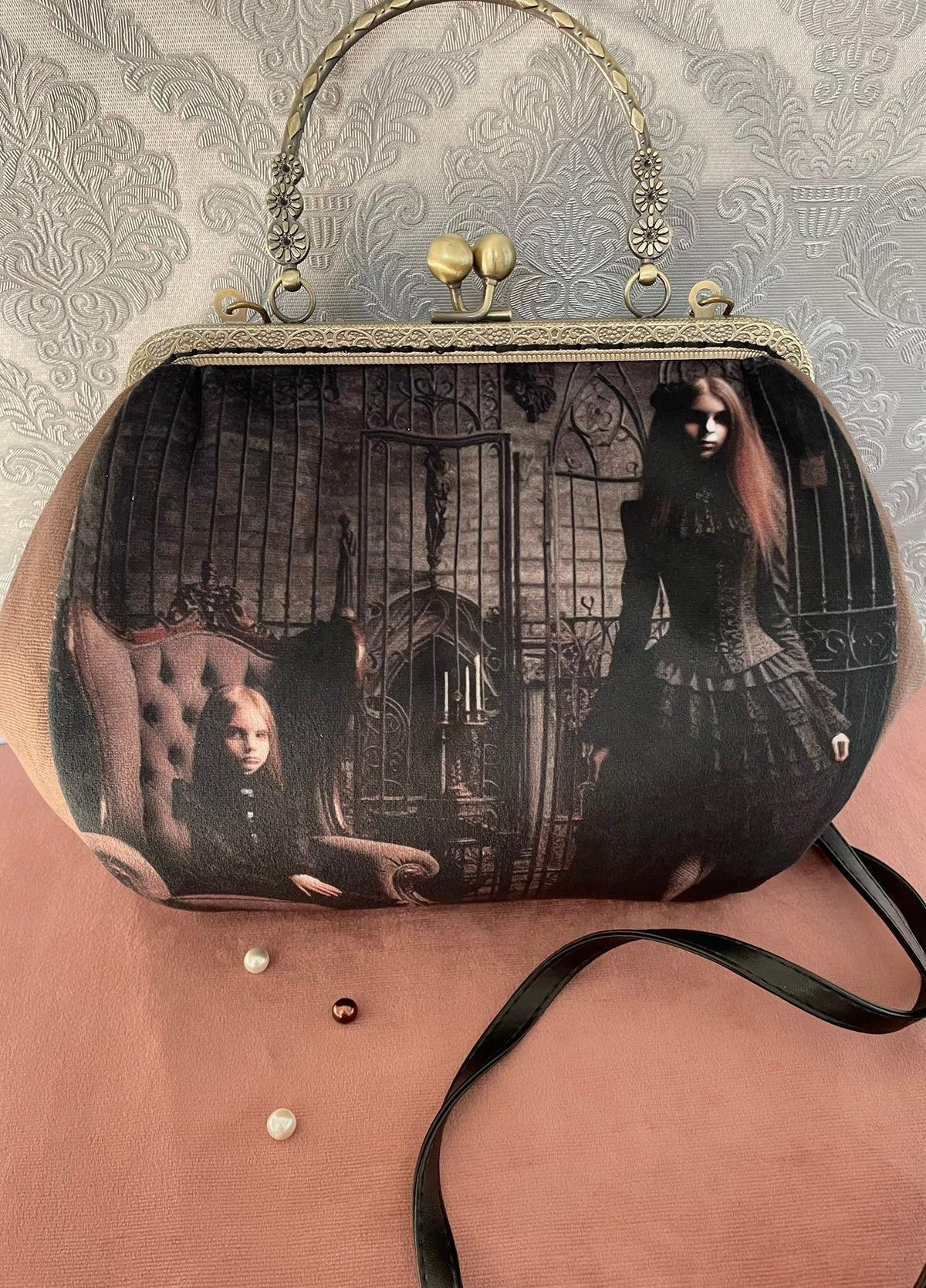 Vue de face sac rétro motif manoir gothique et poignée couleur bronze Le Comptoir de Suzanne