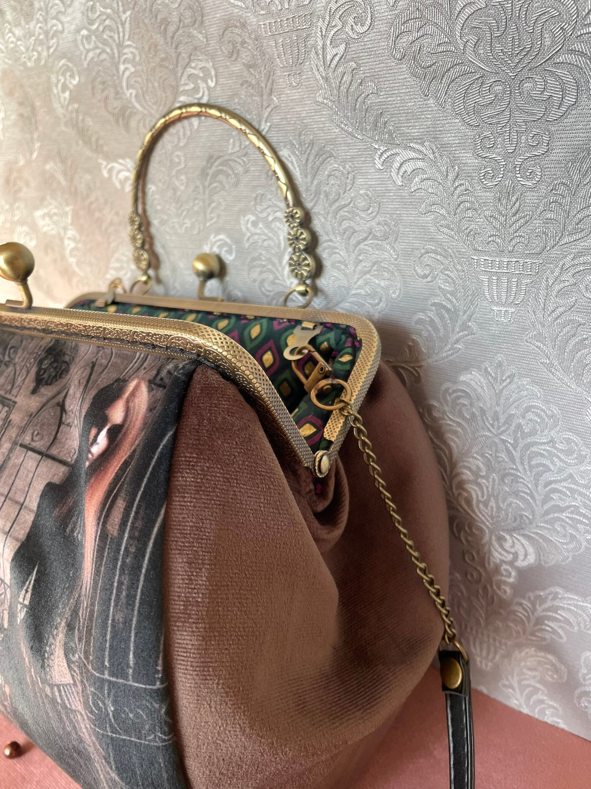 Vue de trois-quarts sac rétro manoir gothique et bandoulière Le Comptoir de Suzanne
