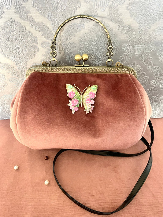 Vue de face sac rétro bijou papillon rose et vert avec bandoulière Le Comptoir de Suzanne