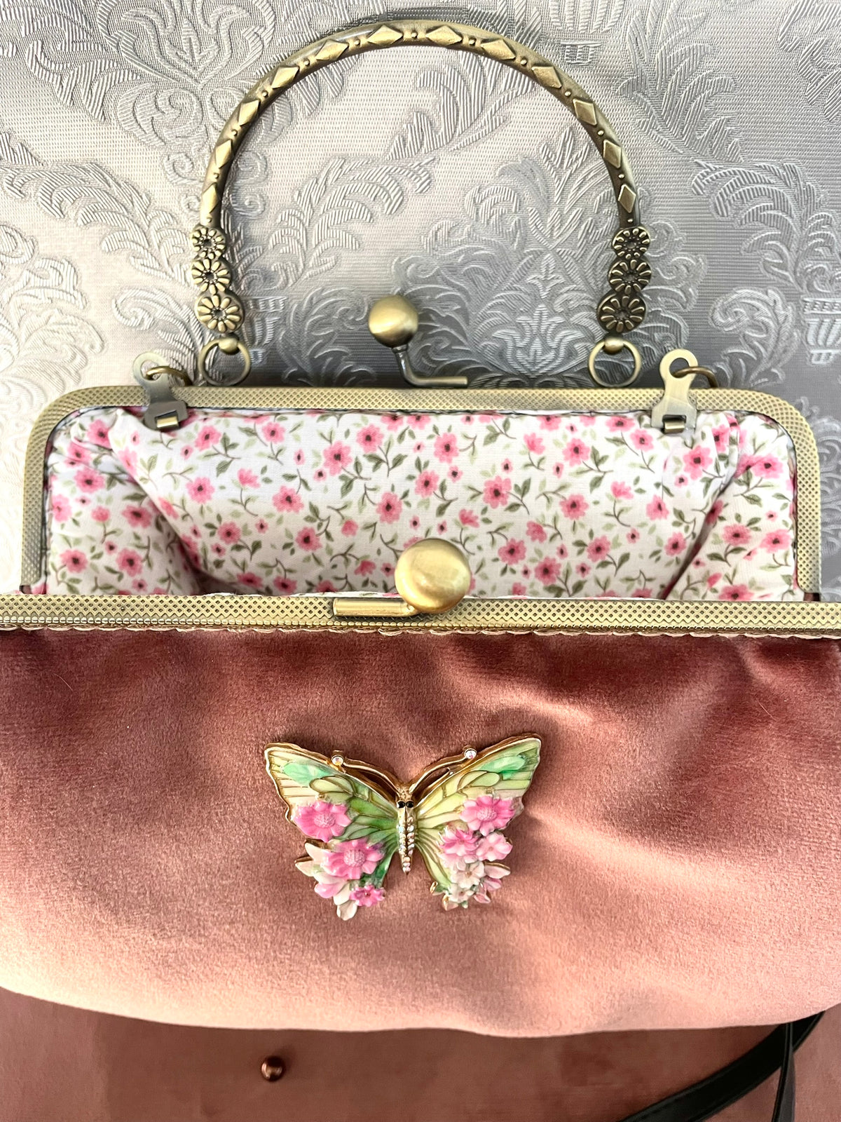 Vue ouverte sac rétro en velours rose poudré et doublure de petites fleurs Le Comptoir de Suzanne