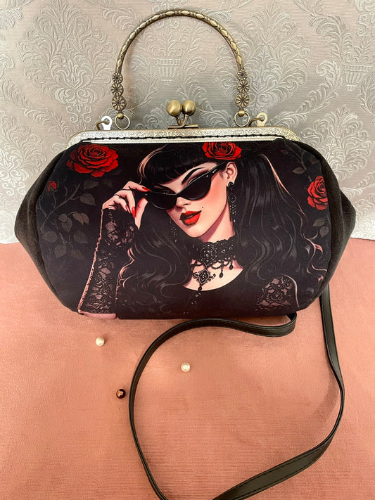 Vue de face sac rétro motif pin-up, roses rouges et bandoulière Le Comptoir de Suzanne
