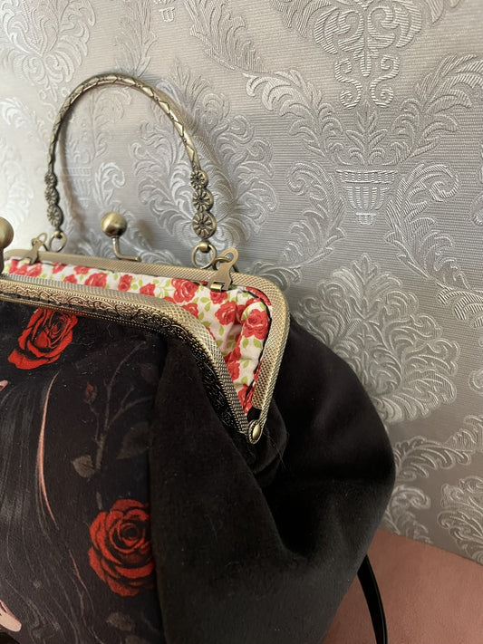 Vue ouverte sac rétro en velours noir et doublure de roses rouges Le Comptoir de Suzanne