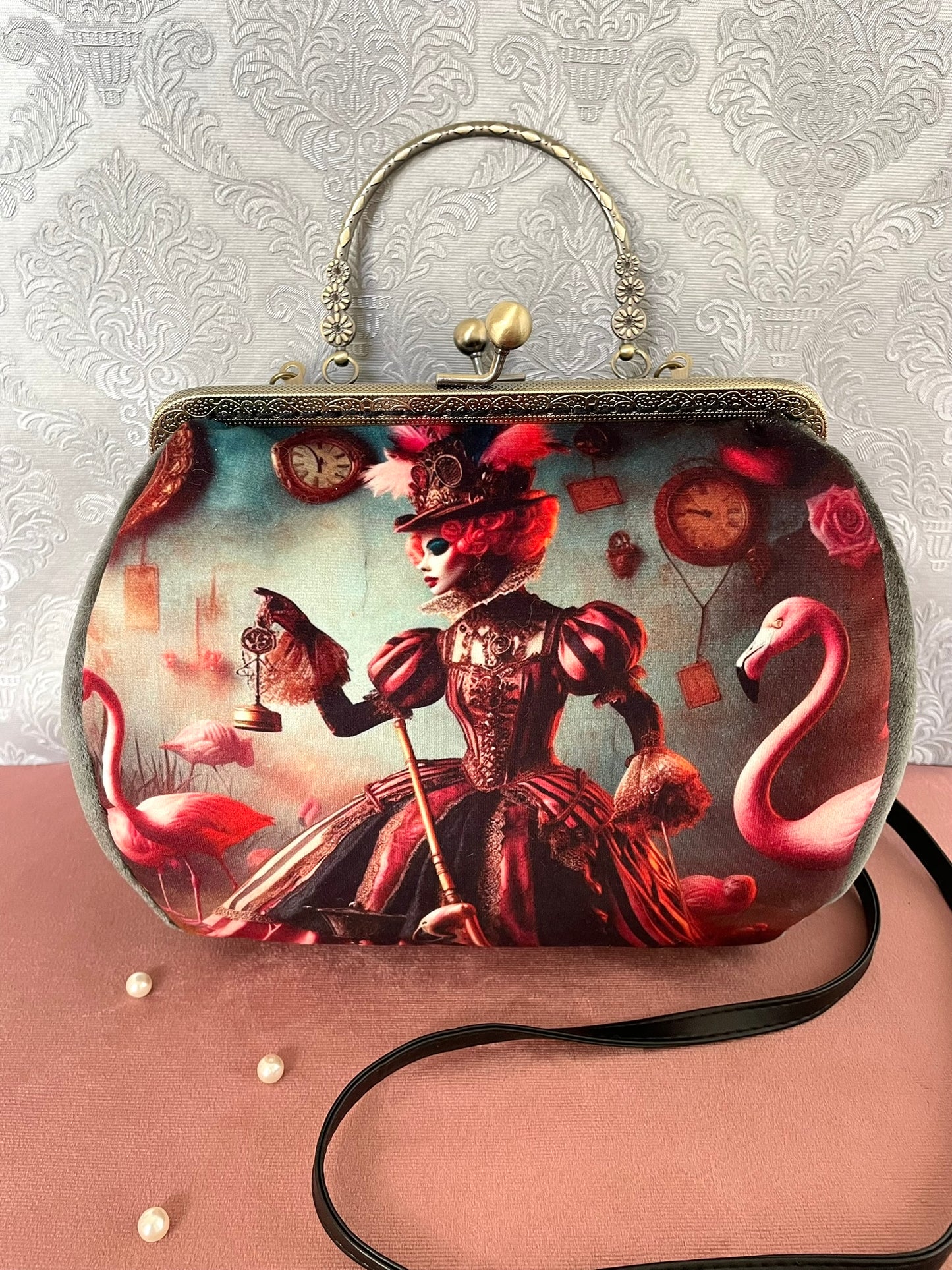 Sac à main rétro fait main illustrant une Reine de Cœur Steampunk entourée de flamants roses et d'horloges volantes.
