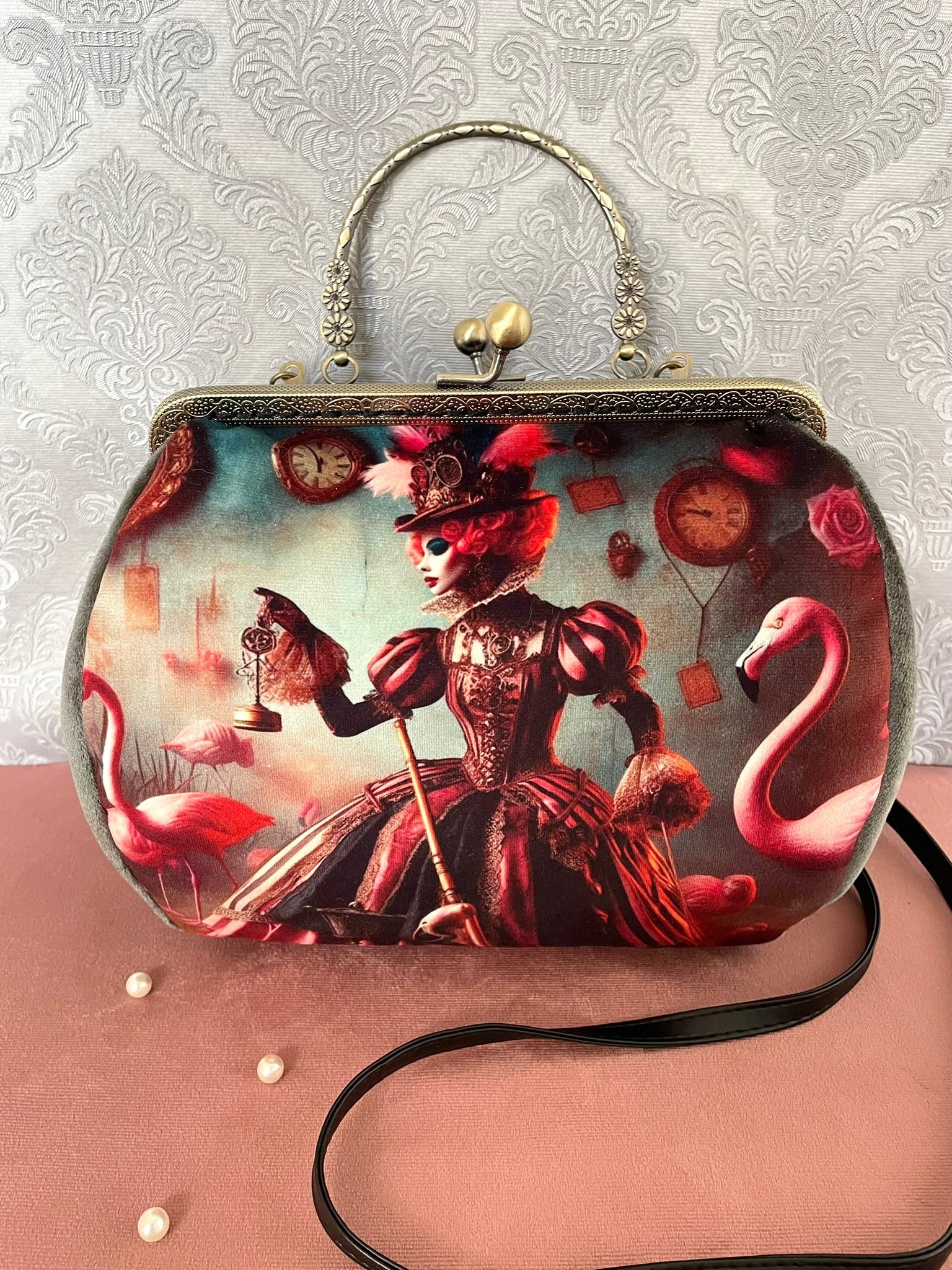 Sac à main rétro fait main illustrant une Reine de Cœur Steampunk entourée de flamants roses et d'horloges volantes.