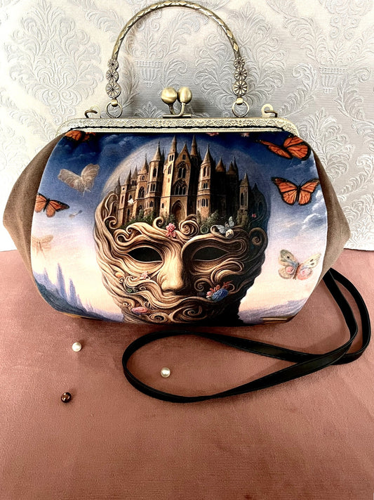 Vue de face sac rétro motif château et papillons monarques avec bandoulière Le Comptoir de Suzanne