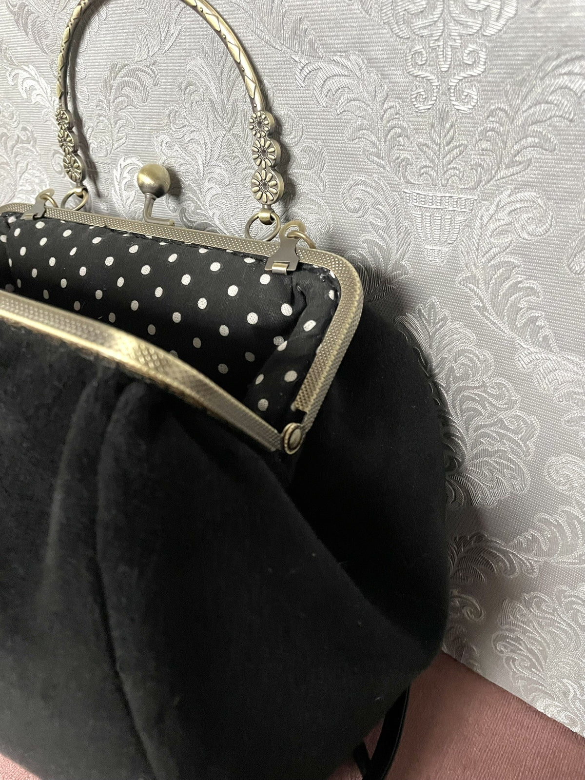 Vue du fermoir ouvert couleur bronze et du camée rose blanche victorienne fixé sur le sac Le Comptoir de Suzanne