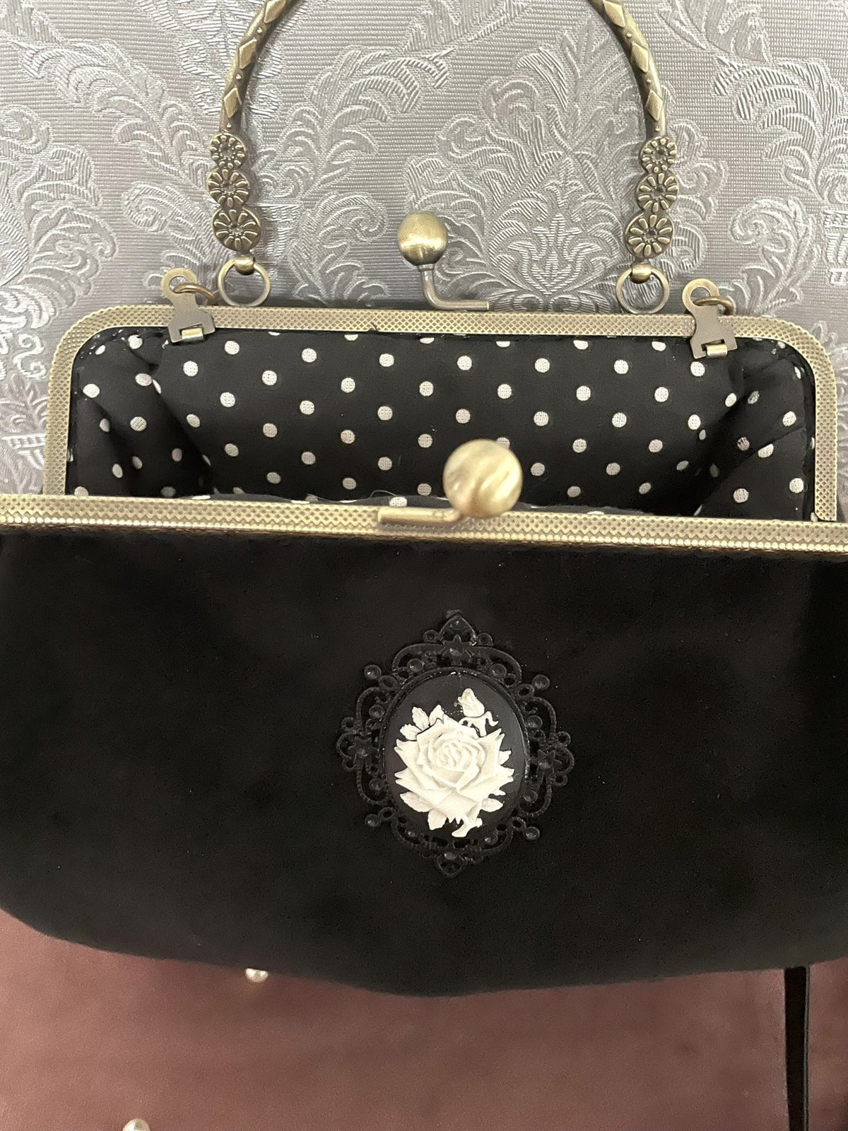 Vue rapprochée du fermoir bronze et de la doublure coton noir à pois blancs sac camée rose Le Comptoir de Suzanne