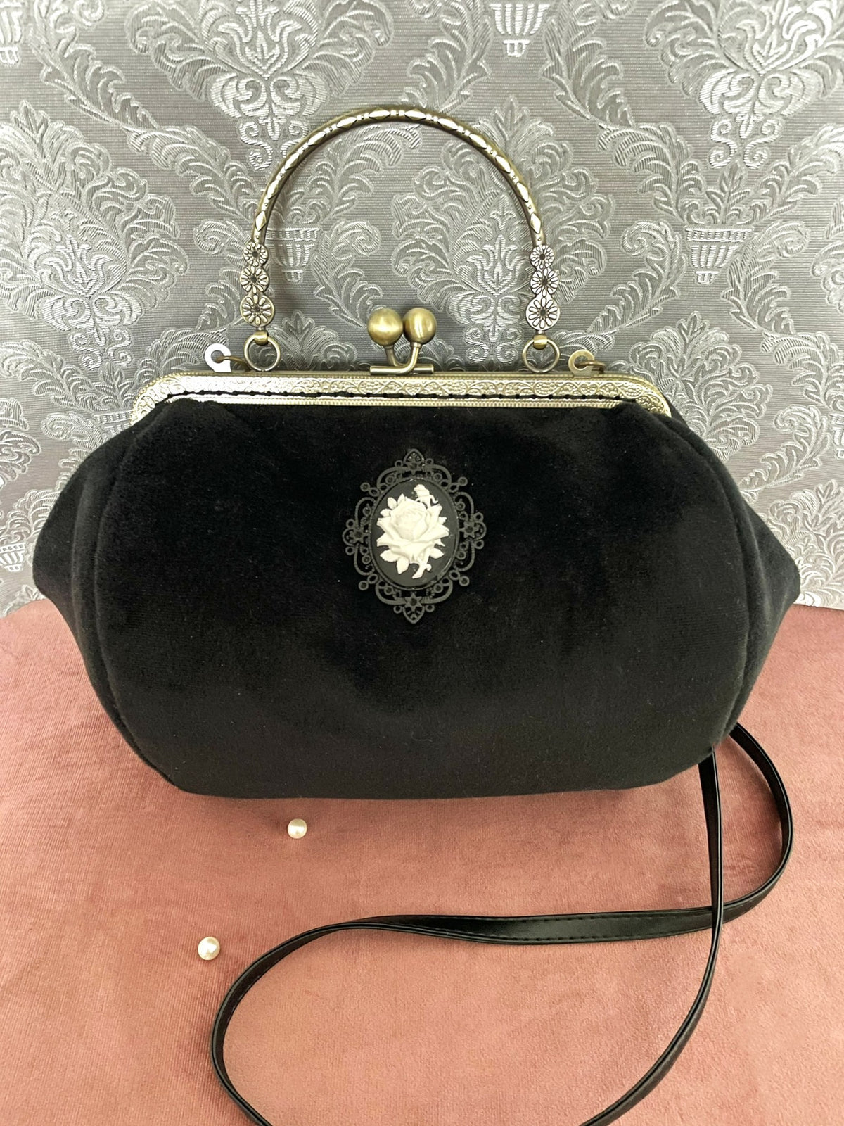 Sac rétro en velours noir avec camée rose blanche victorienne fixé et poignée bronze Le Comptoir de Suzanne