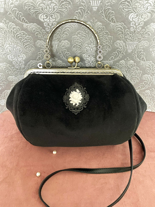 Sac rétro en velours noir avec camée rose blanche victorienne fixé et poignée bronze Le Comptoir de Suzanne