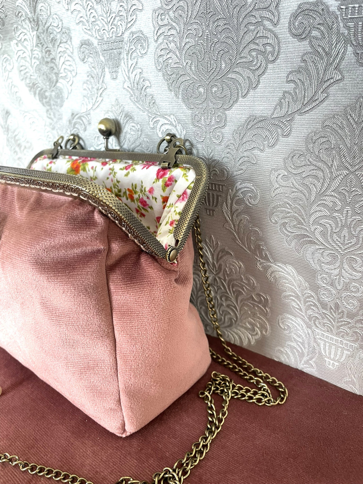 Vue de profil pochette clutch retro velours rose poudre avec chainette bronze  Le Comptoir de Suzanne