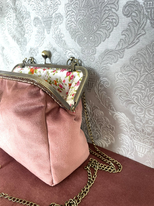 Vue de profil pochette clutch retro velours rose poudre avec chainette bronze  Le Comptoir de Suzanne