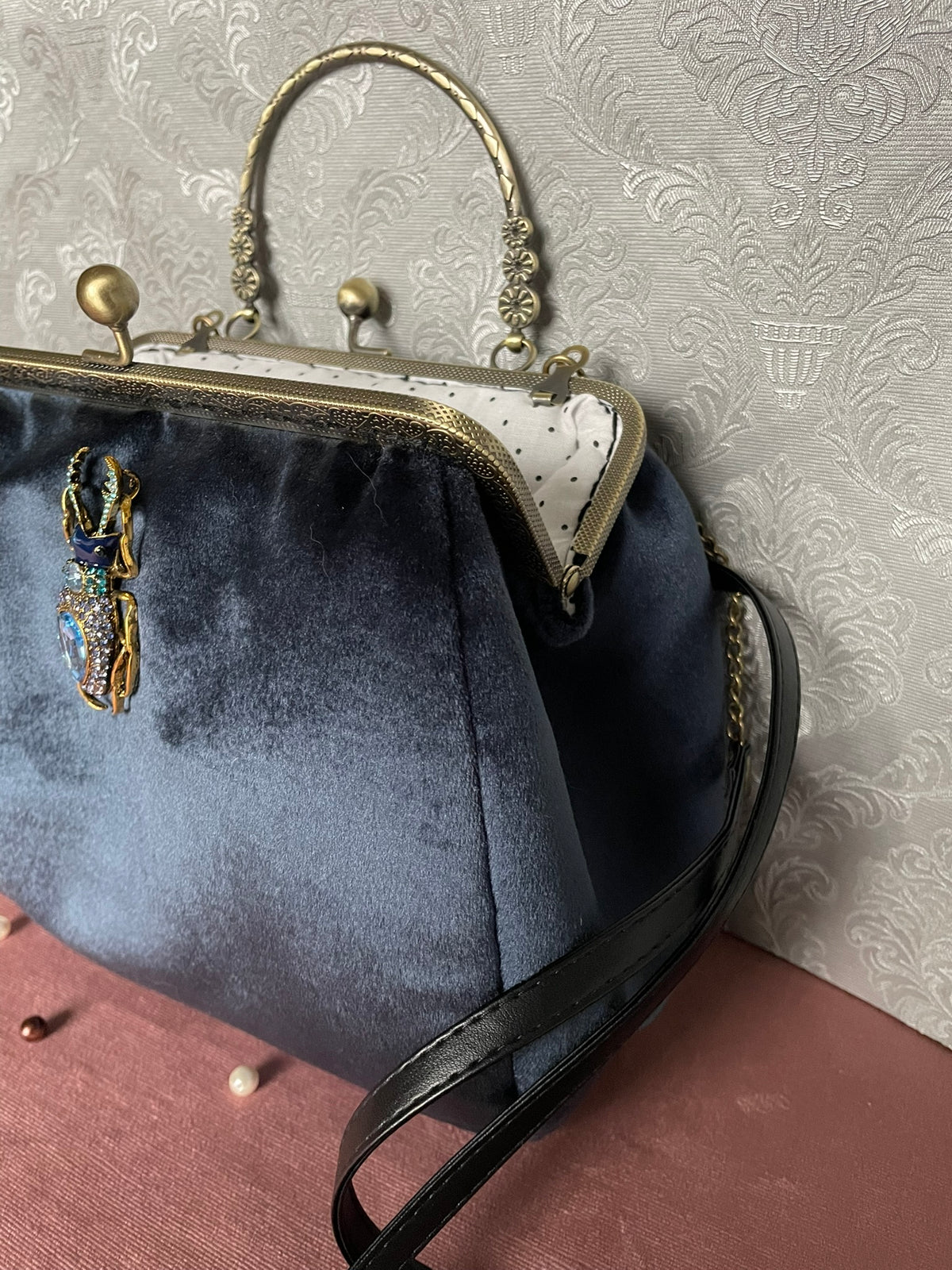 Vue de profil du sac rétro en velours bleu nuit avec broche scarabée et fermoir bronze Le Comptoir de Suzanne