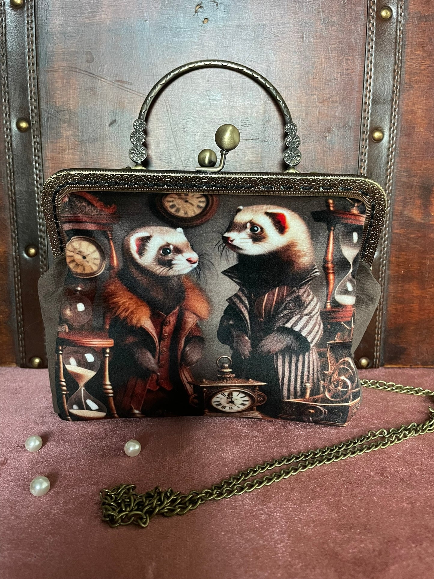 Sac à main rétro avec illustration de furets explorateurs style steampunk et fleurs.