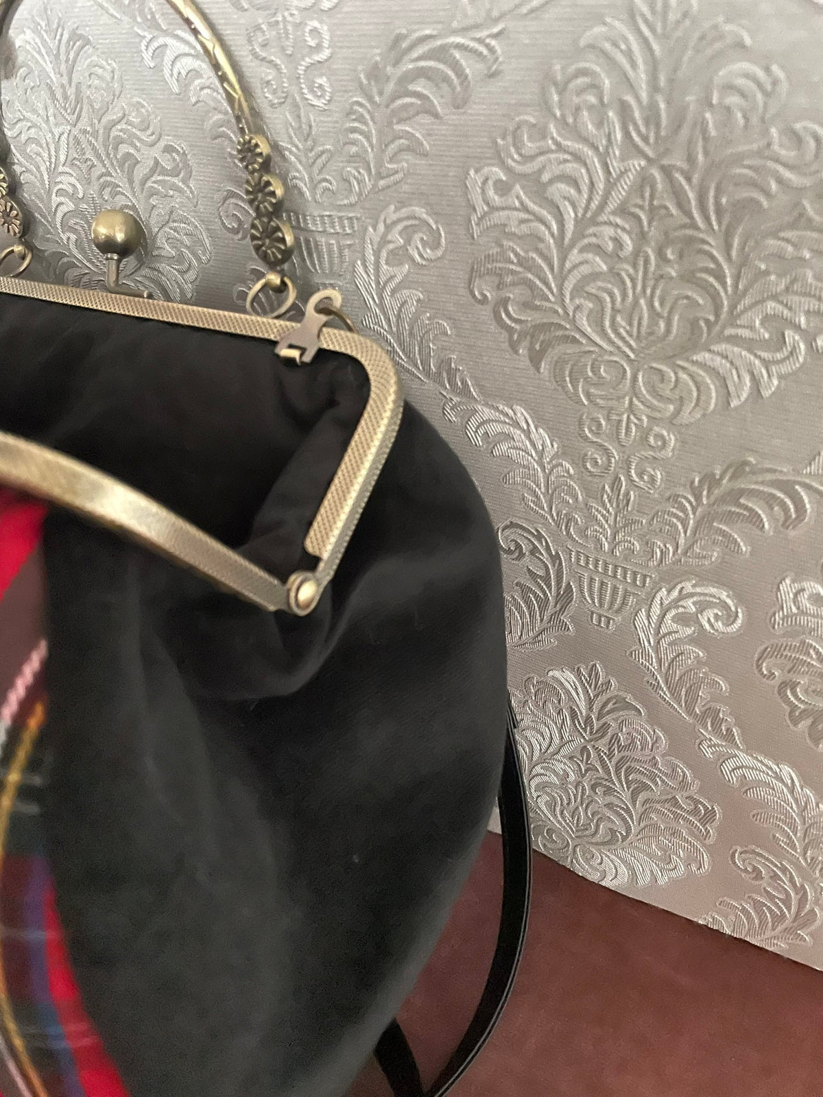 Vue de profil du sac rétro en velours noir et tartan écossais rouge Le Comptoir de Suzanne