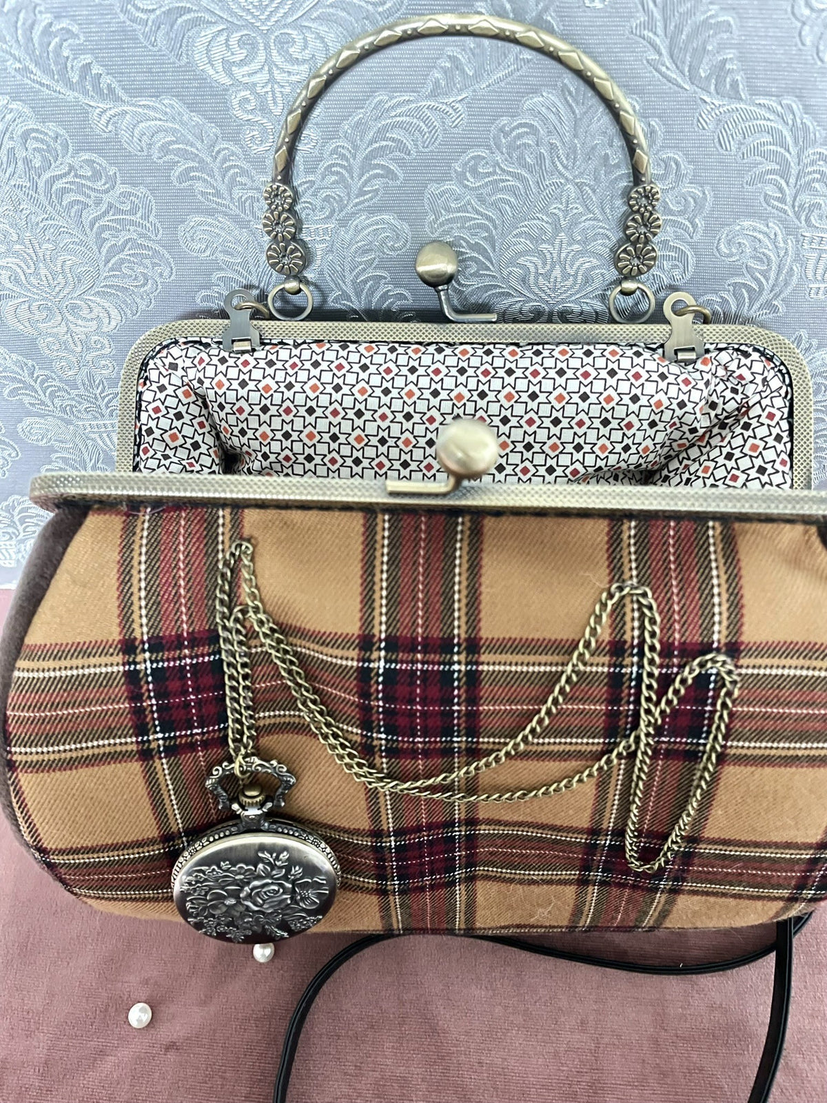 Vue de profil sac rétro en velours marron et tartan ocre à carreaux Le Comptoir de Suzanne
