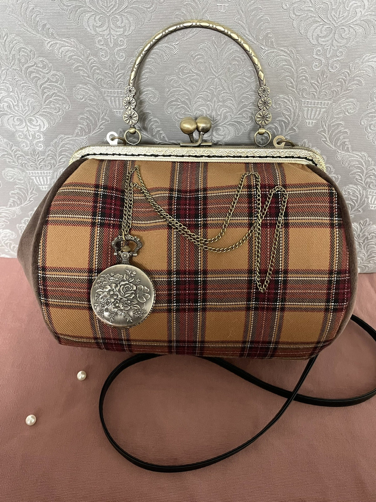 Sac rétro à fermoir en tartan ocre avec montre à gousset et poignée bronze Le Comptoir de Suzanne