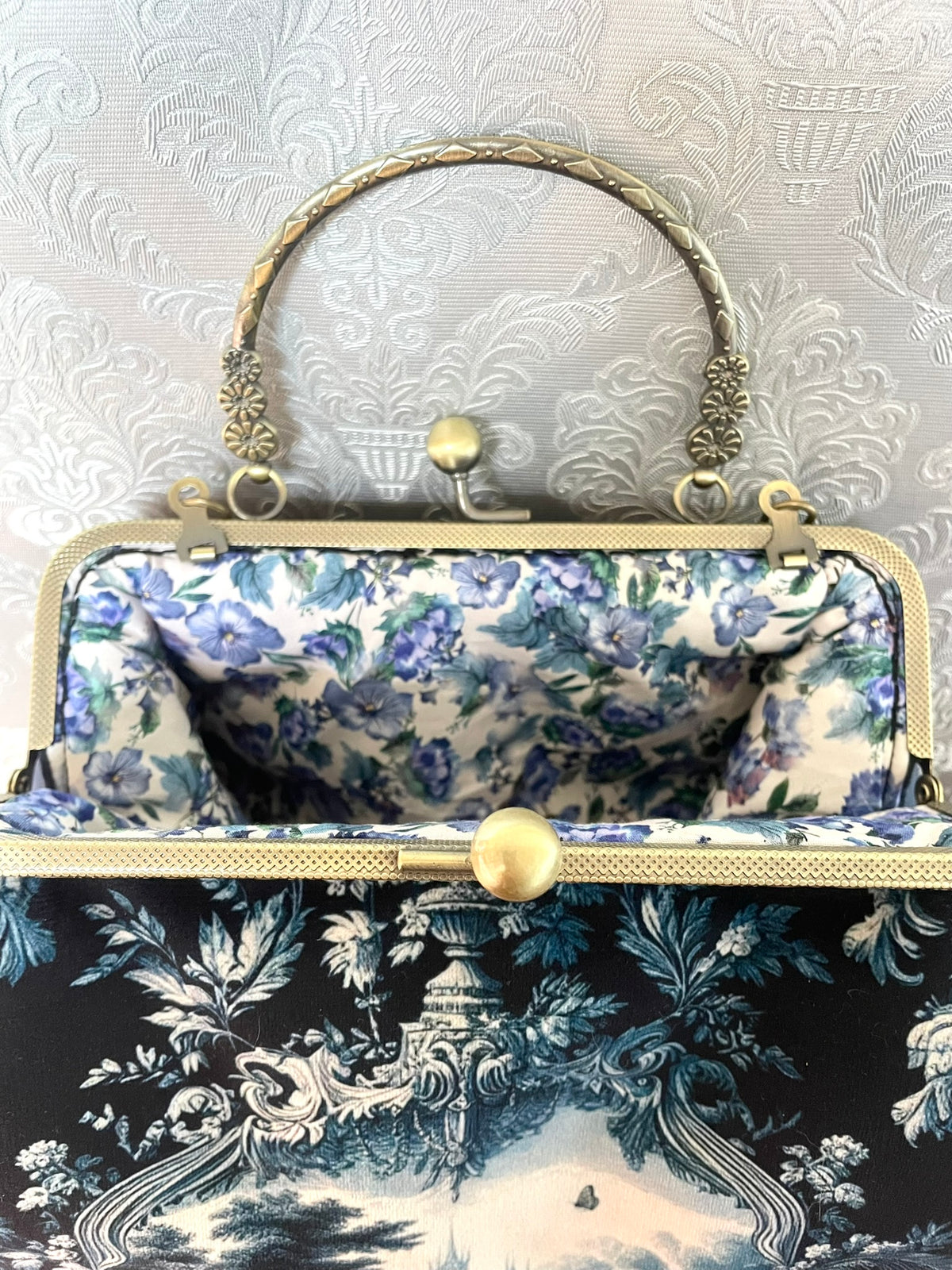 Vue ouverte sac rétro en velours bleu nuit et doublure fleurie Le Comptoir de Suzanne