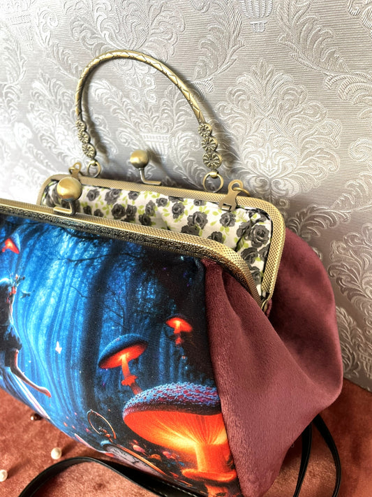 Sac rétro en velours prune illustration Alice et la forêt enchantée montrant la doublure à roses noires et la poignée bronze
