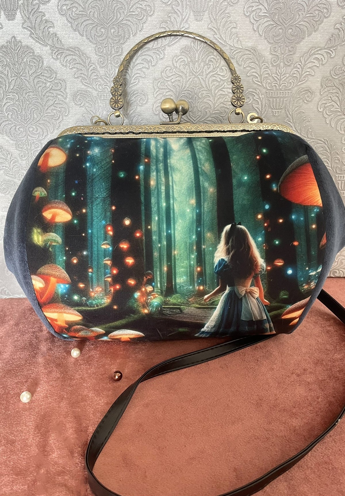 Sac rétro en velours bleu gris motif Alice au Pays des Merveilles et doublure fleurs bleues Le Comptoir de Suzanne