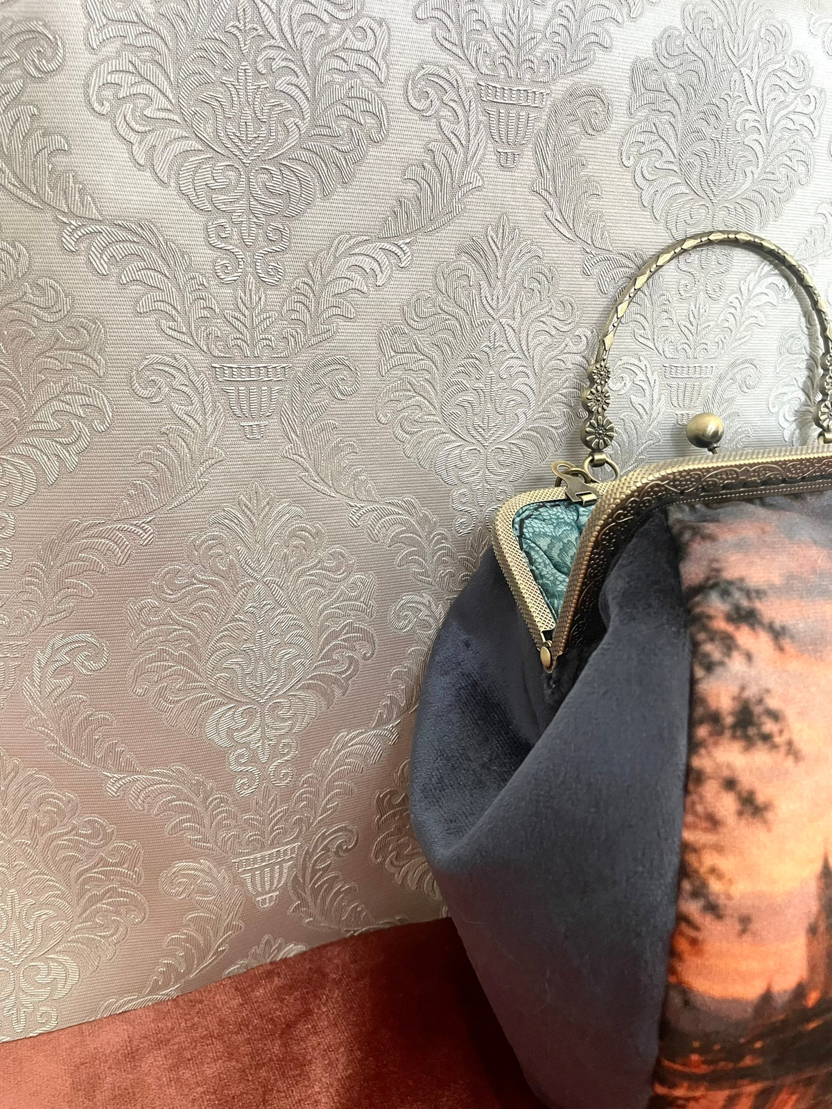 Vue de profil sac rétro velours bleu gris fermoir bronze antique Le Comptoir de Suzanne