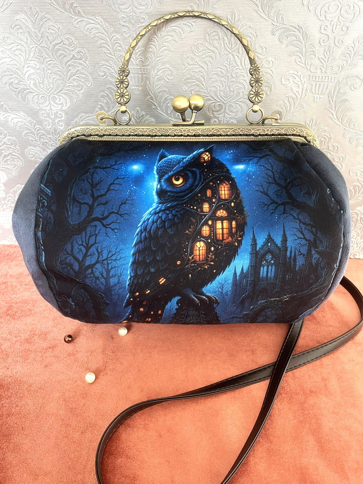 Sac à main rétro en velours bleu nuit avec motif hibou féerique et poignée effet bronze Le Comptoir de Suzanne