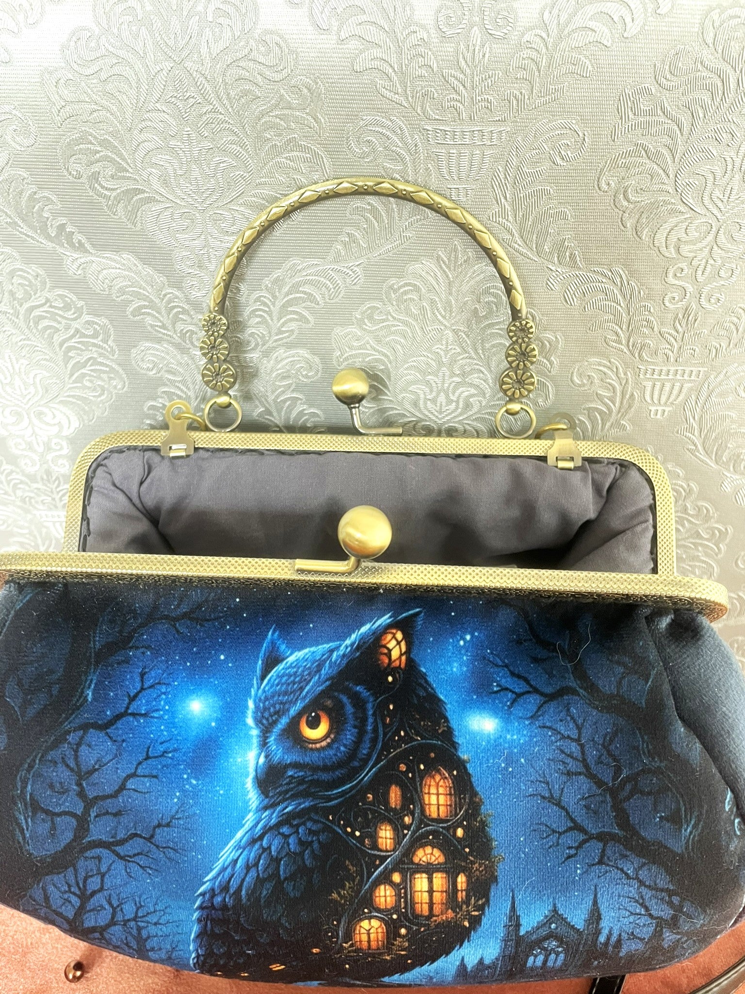 Vue intérieure du sac rétro hibou nocturne montrant la doublure en coton et la monture métallique effet bronze