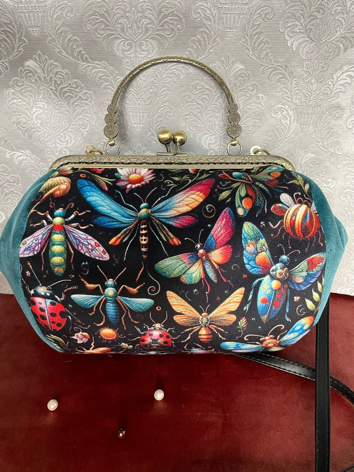 Sac rétro en velours bleu canard motifs insectes libellules et papillons Le Comptoir de Suzanne