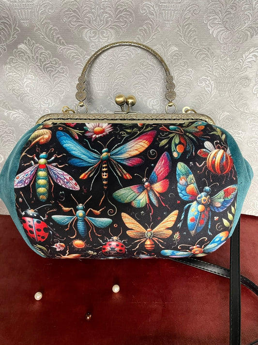 Sac rétro en velours bleu canard motifs insectes libellules et papillons Le Comptoir de Suzanne