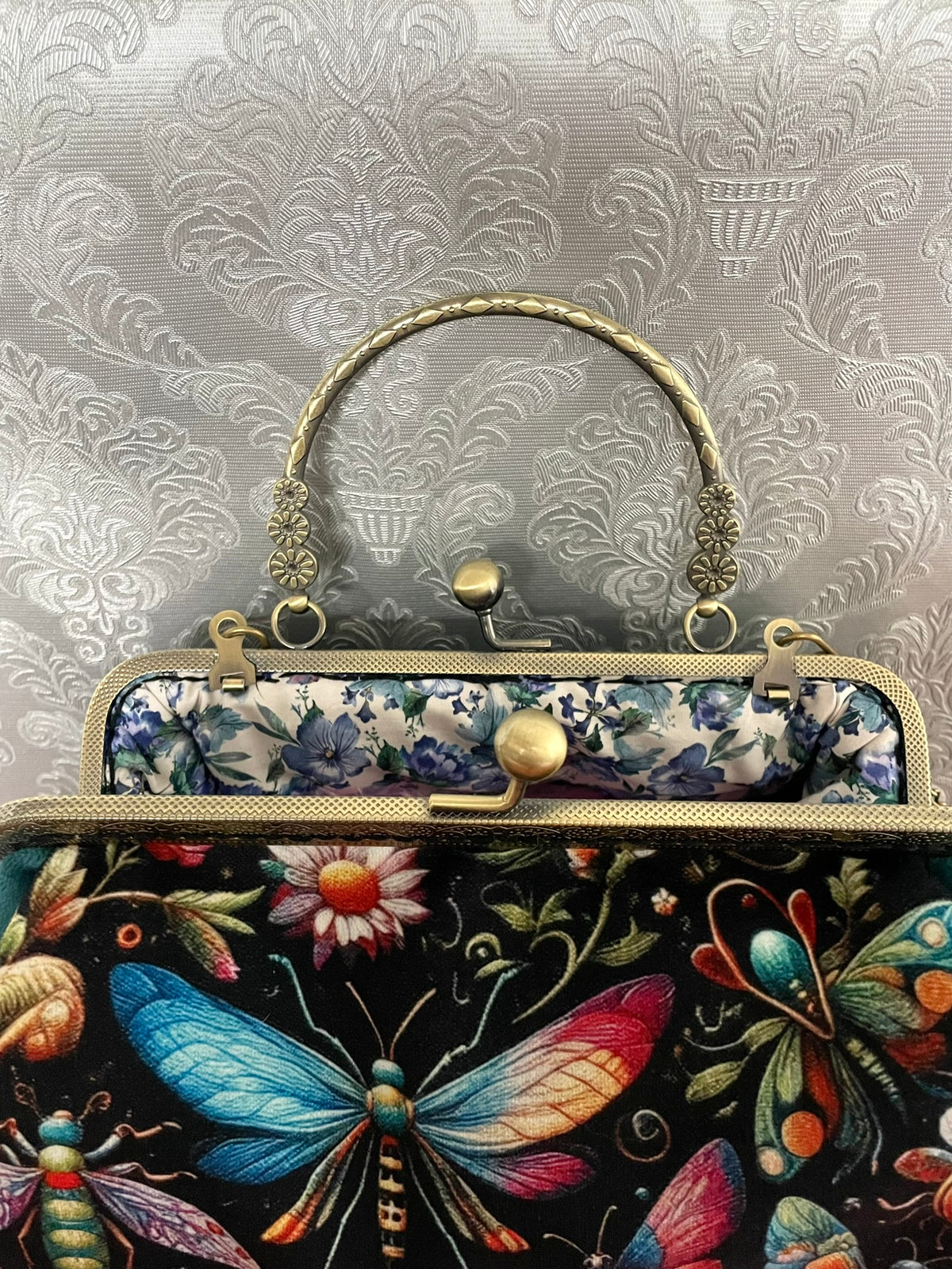 Vue de l'intérieur d'un sac rétro montrant la doublure en coton à fleurs bleues