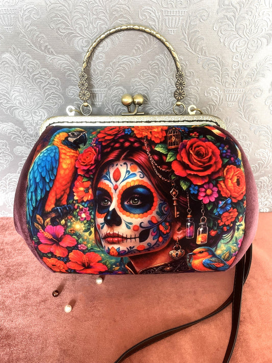 Sac à main rétro en velours vieux rose avec motif Calavera Catrina mexicaine et perroquet Le Comptoir de Suzanne