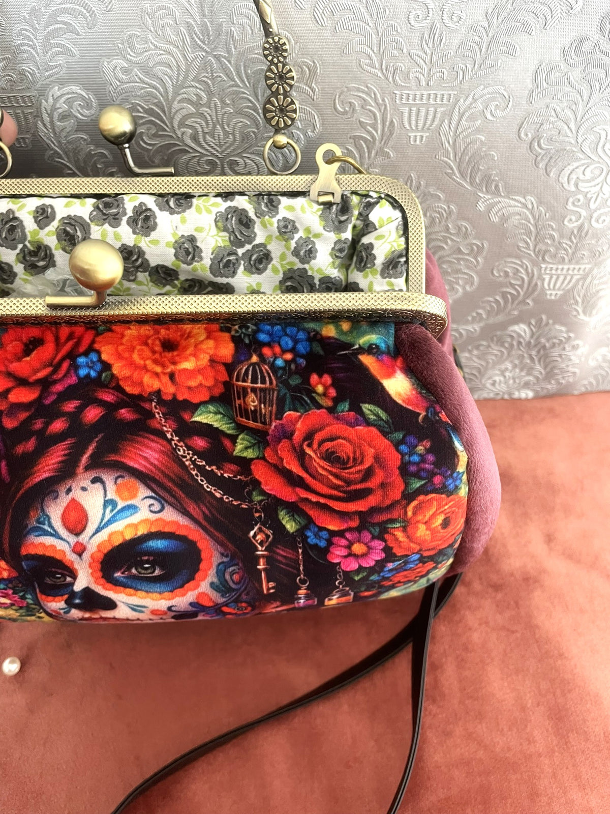 Vue intérieure du sac rétro Calavera montrant la doublure en coton à roses noires et le fermoir effet bronze
