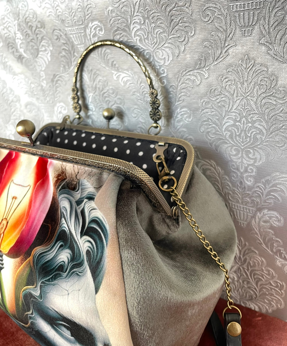 Vue de profil sac retro velours vert de gris et laniere amovible Le Comptoir de Suzanne