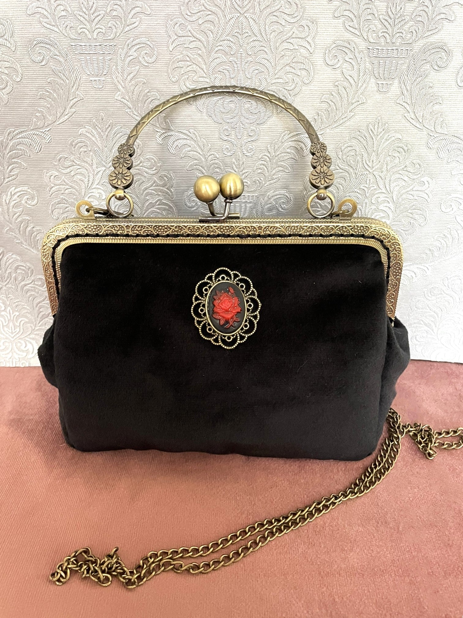 sac-a-main-vintage-velours-noir-camee-rose-rouge-comptoir-de-suzanne.jpg