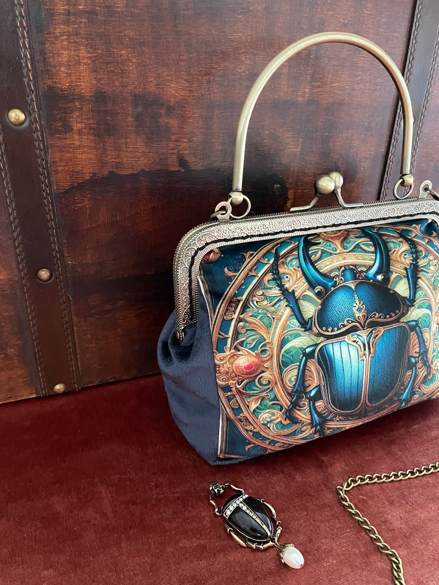 Détail de la chaîne amovible en métal bronze pour porté épaule et côtés en velours bleu