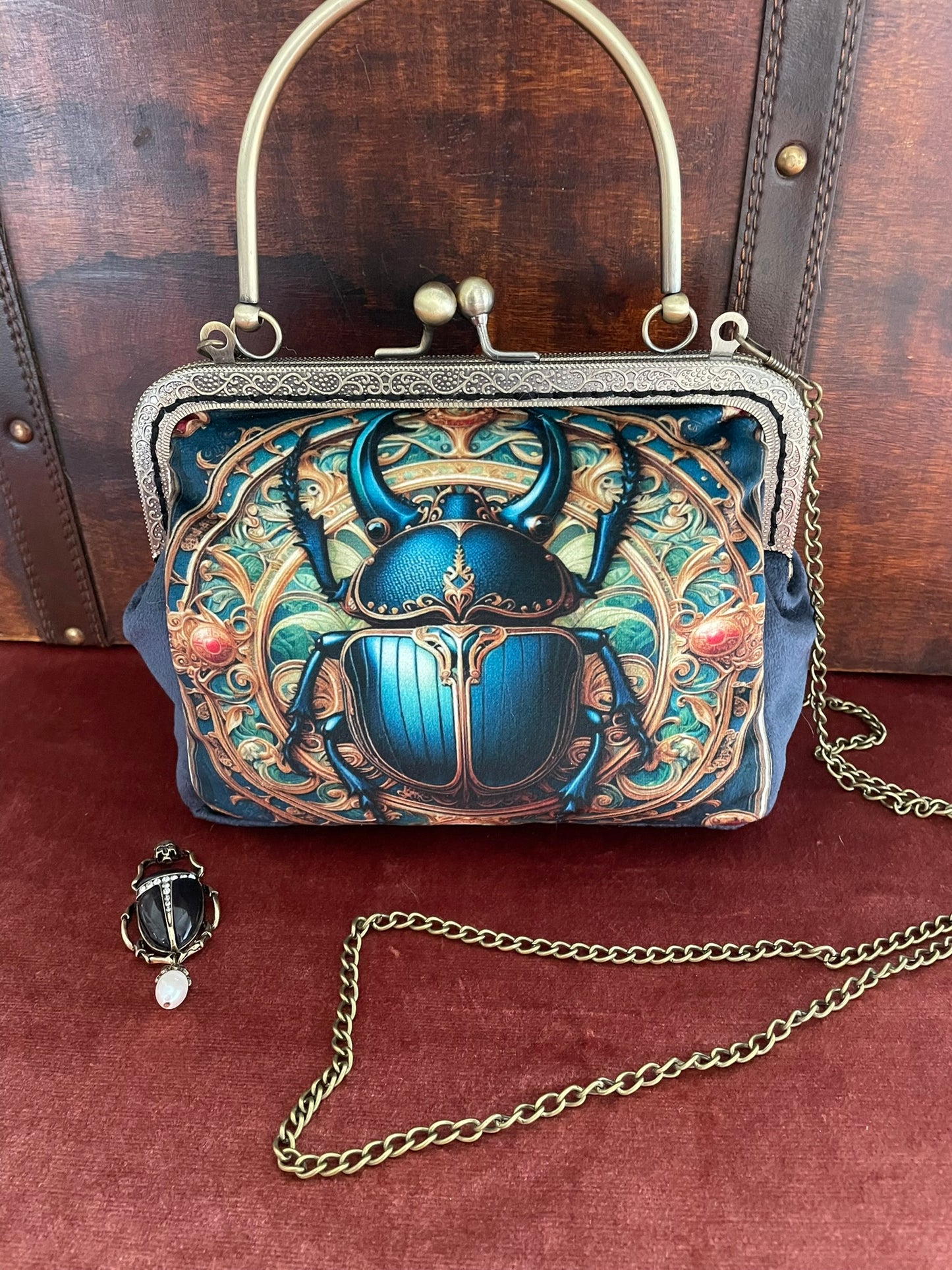 Détail de la chaîne amovible en métal bronze pour porté épaule