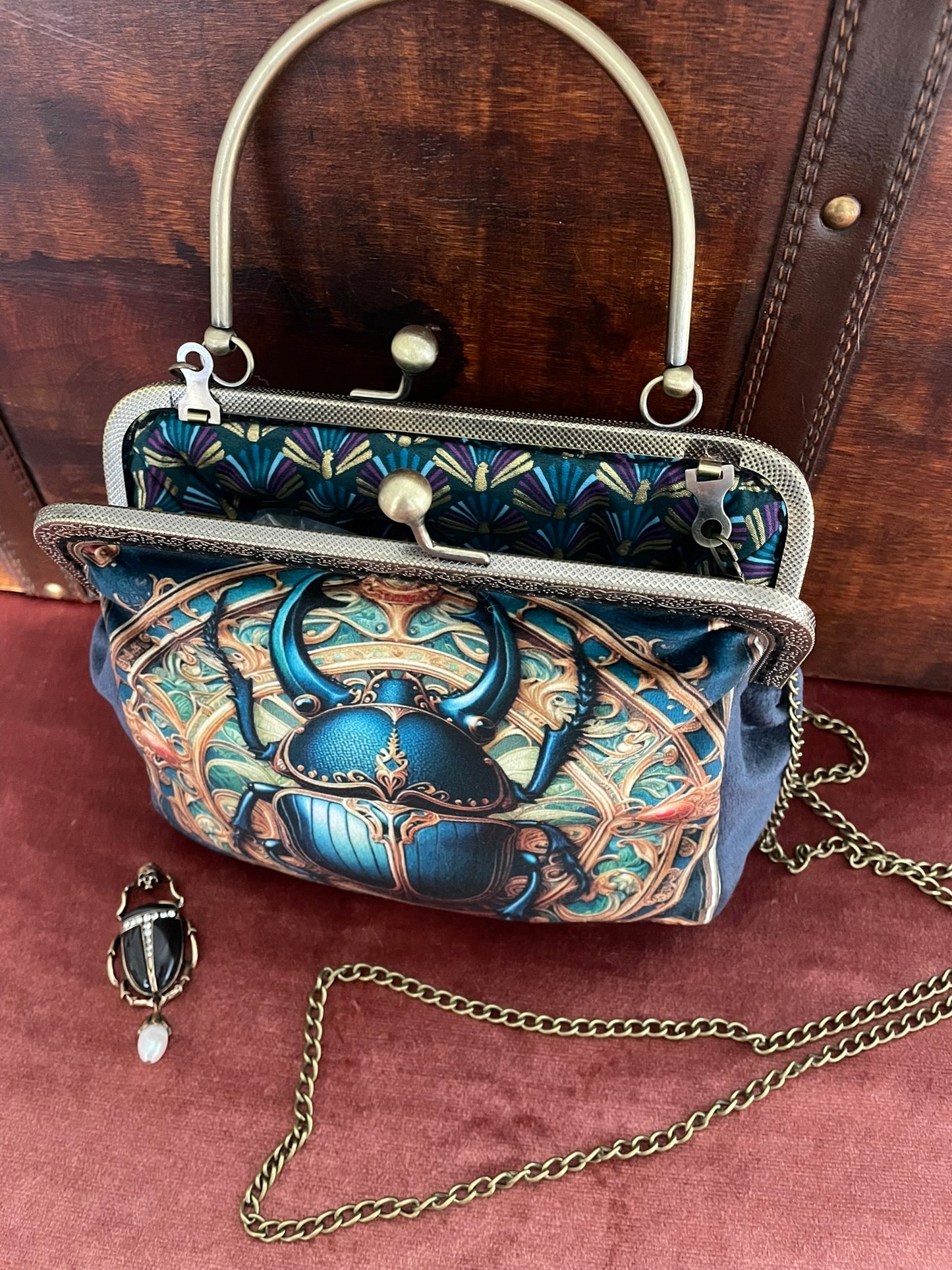 Vue de l'intérieur du sac avec doublure motifs éventails bleu et violet