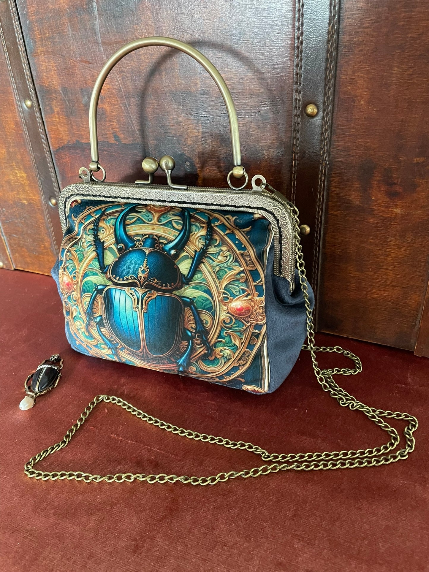 Sac à main en velours bleu avec illustration scarabée sacré doré - Le Comptoir de Suzanne