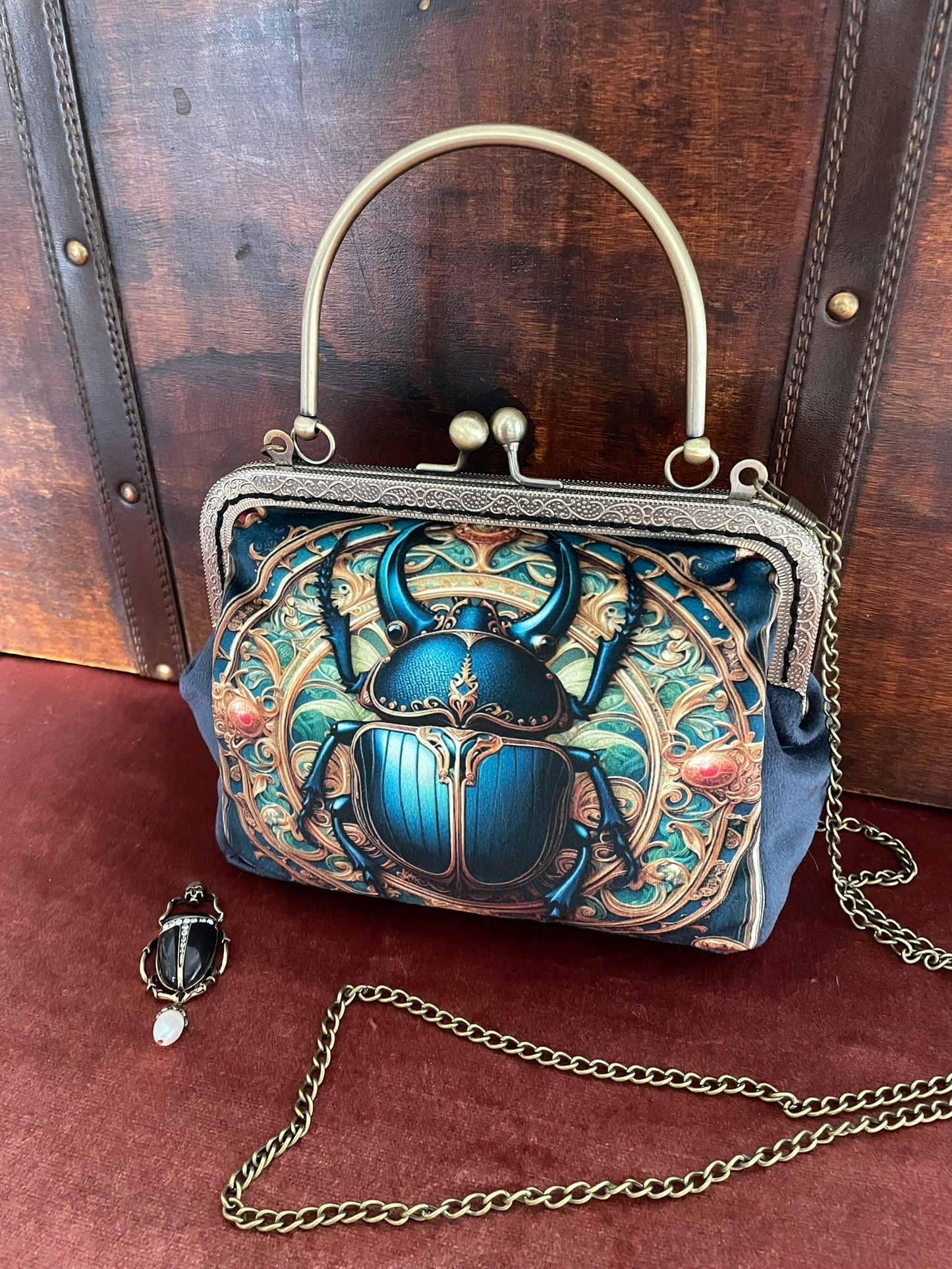 Vue de profil du sac textile en velours bleu nuit