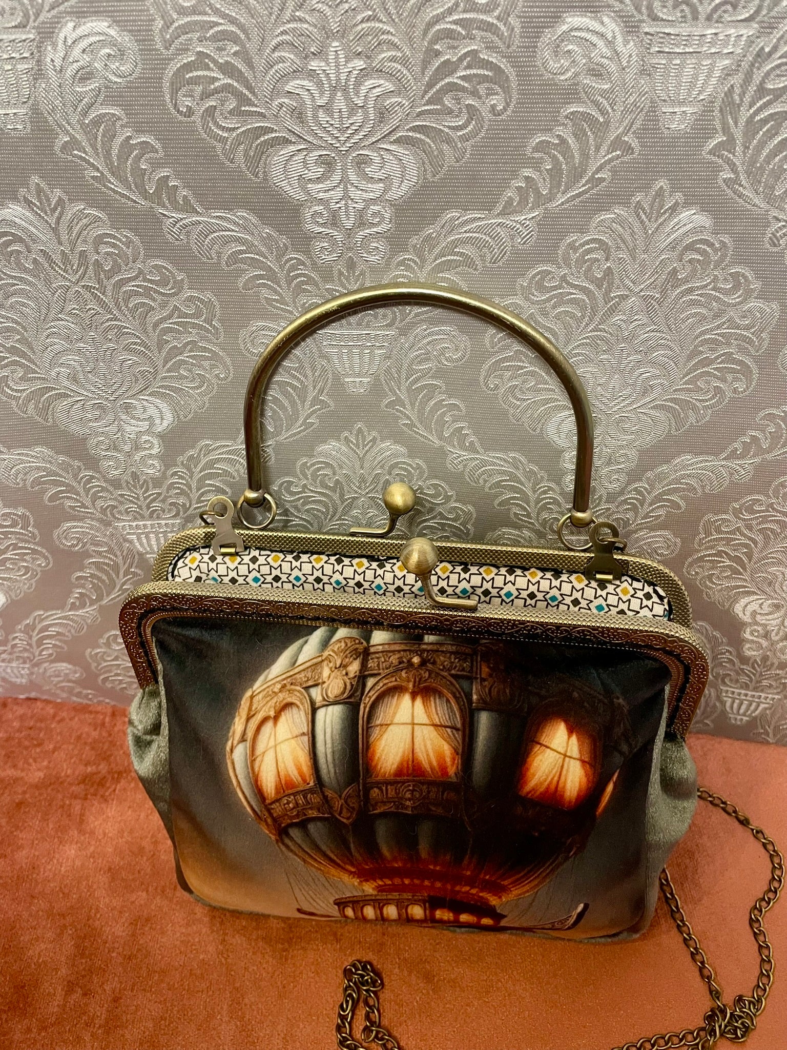 Intérieur sac à main avec doublure géométrique et armature métallique rétro.