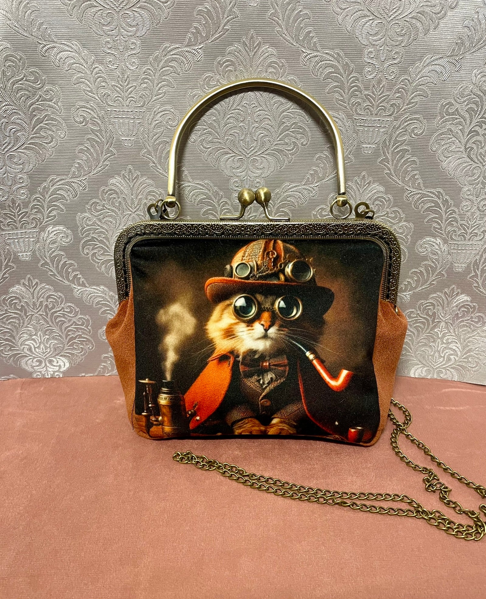 Pochette rétro en velours illustré style victorien avec son fermoir effet bronze.