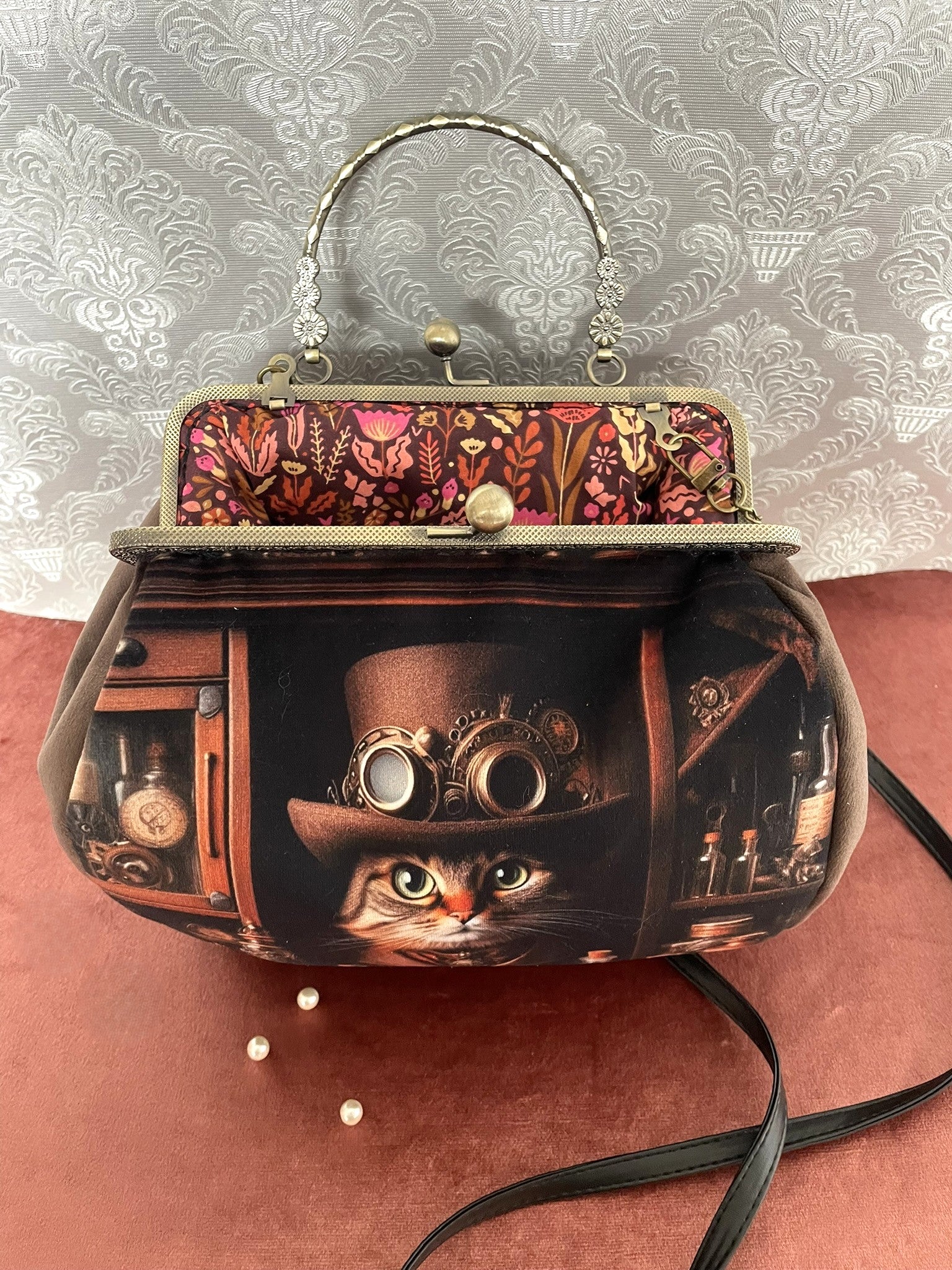 Détail côté en velours marron et bandoulière du sac à main steampunk Le Comptoir de Suzanne.
