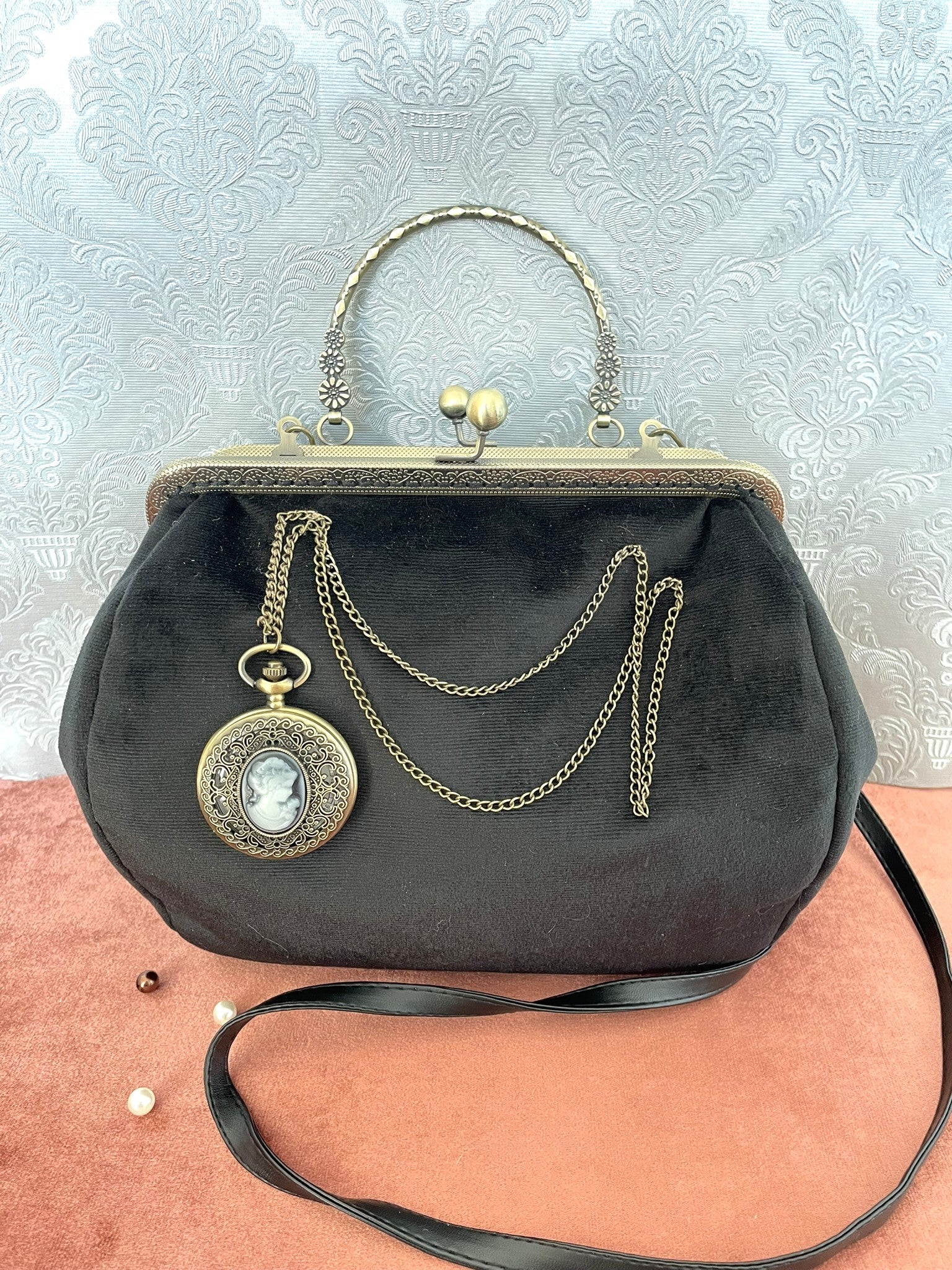 Sac à main artisanal en velours noir avec médaillon camée et chaînes bronze style steampunk.
