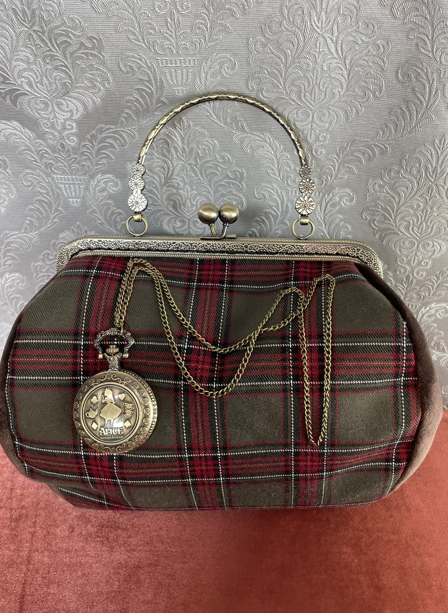 Alice & le Secret du Temps : Le Sac Tartan aux Deux Visages