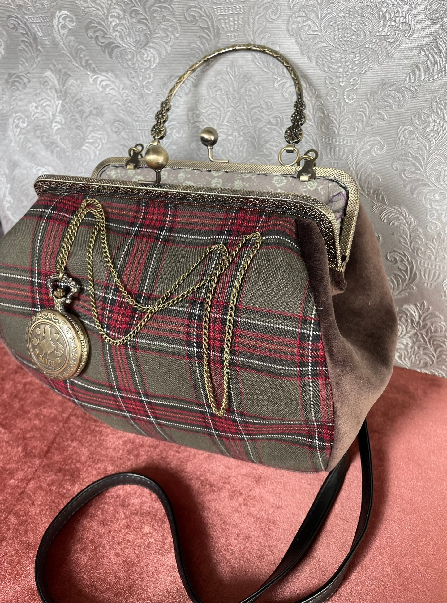 Alice & le Secret du Temps : Le Sac Tartan aux Deux Visages