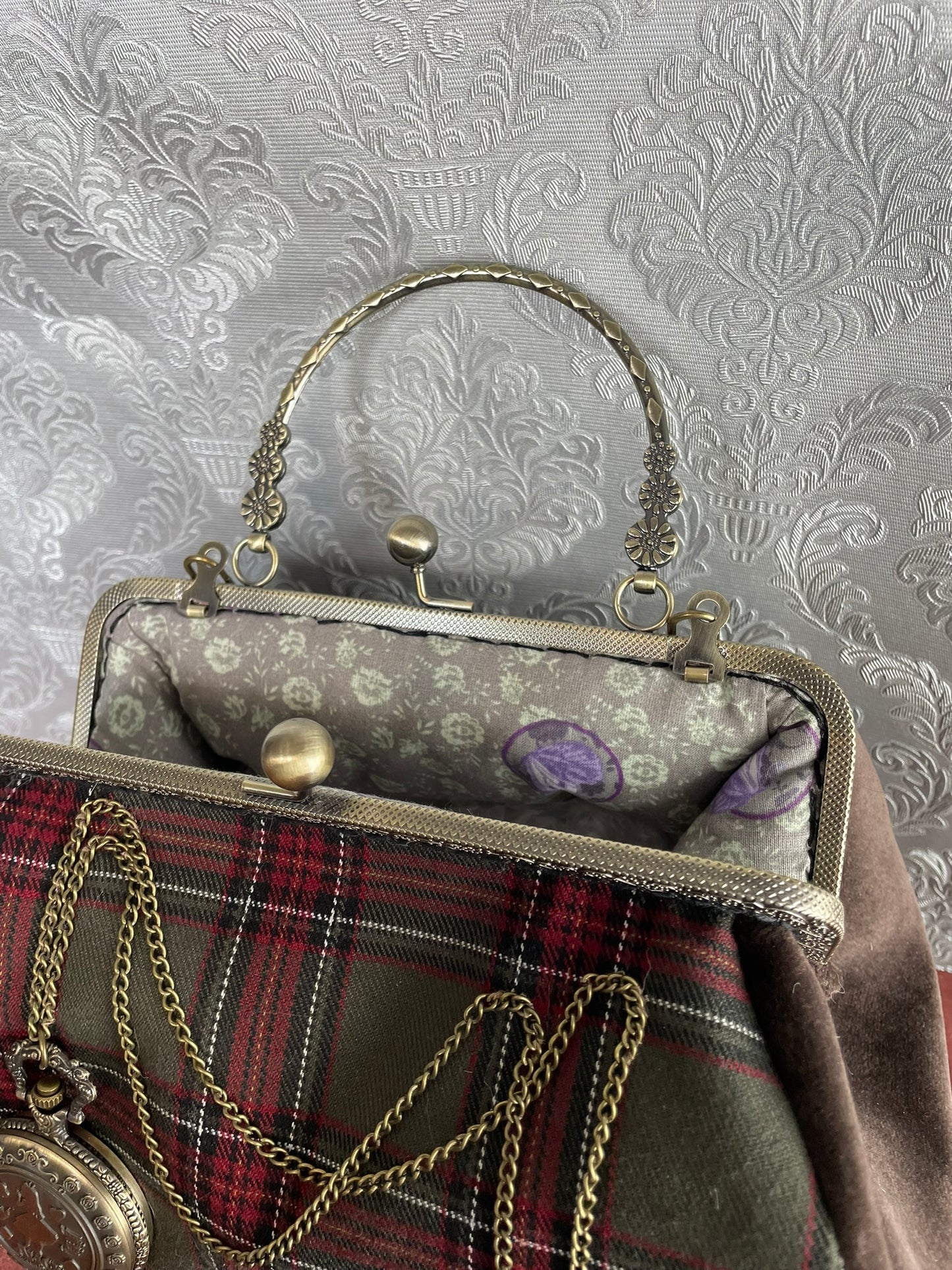 Fermoir métallique vintage avec perles et intérieur spacieux pour sac de créateur.