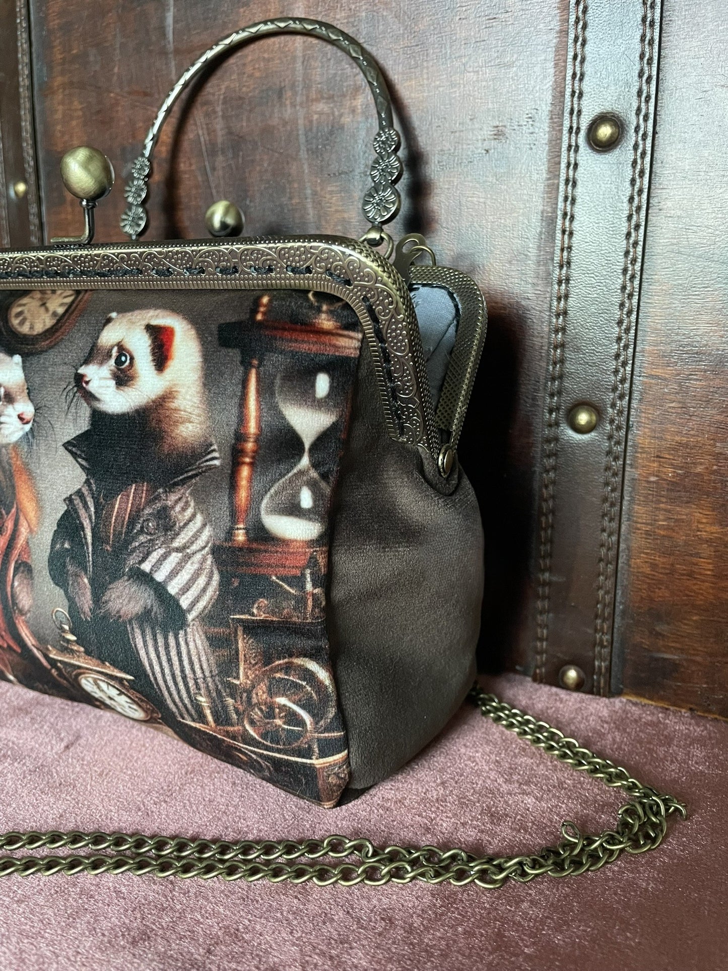 Côté du sac en velours marron de qualité montrant la texture soyeuse et le volume.