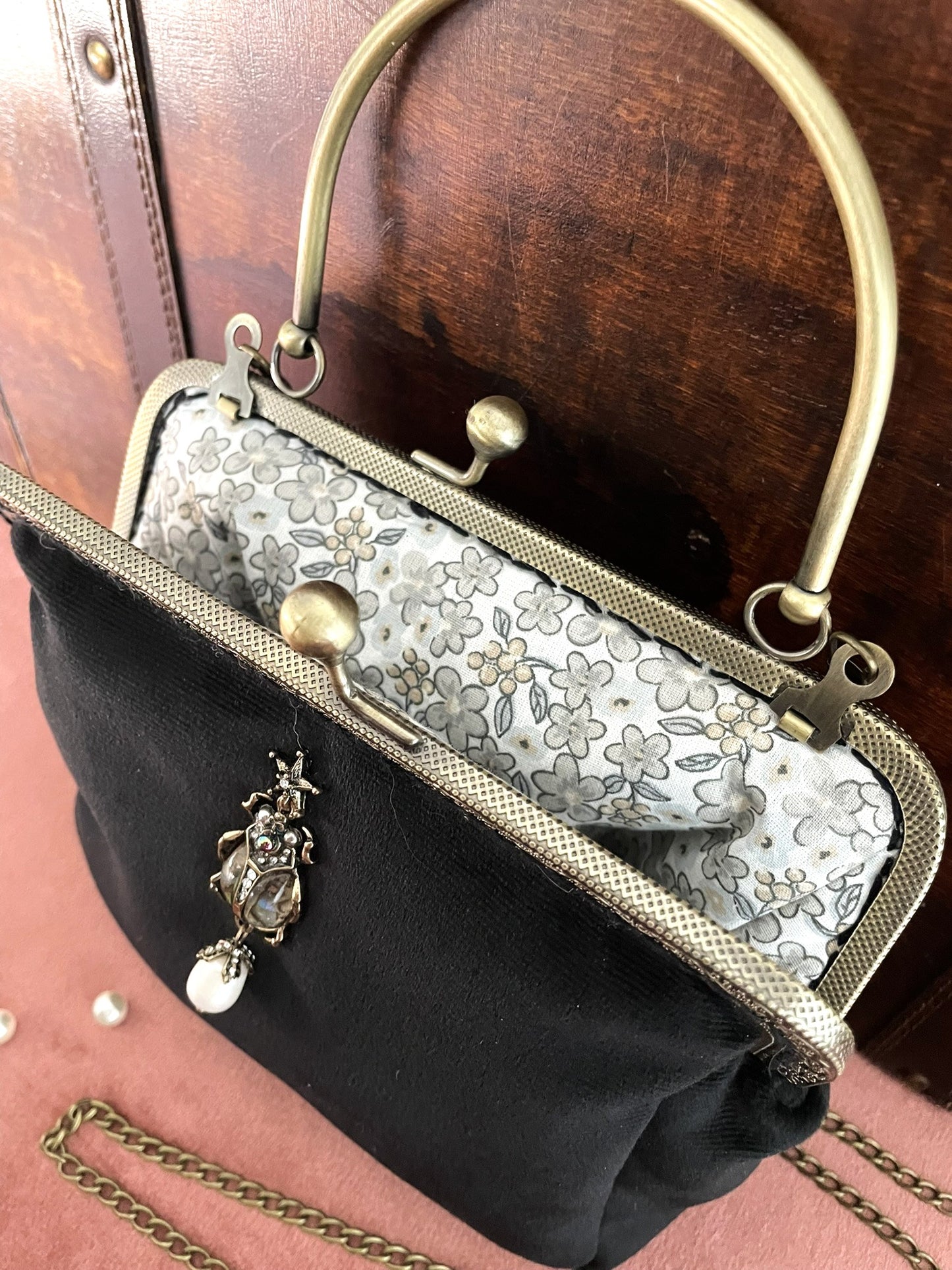 Pochette/Clutch Rétro en Velours Noir & Bijou Scarabée