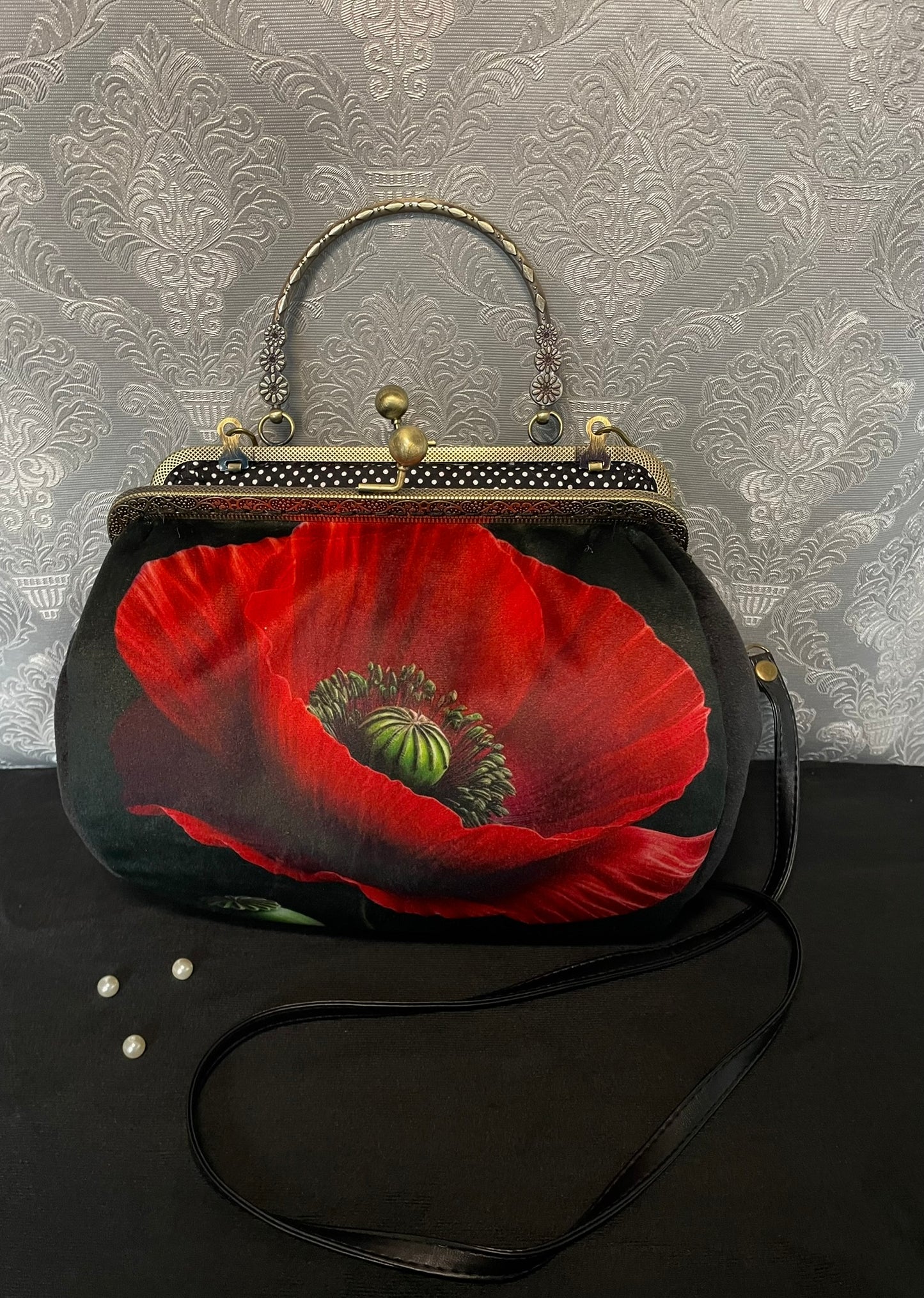 Vue de face du sac mettant en valeur le coquelicot et le velours noir.