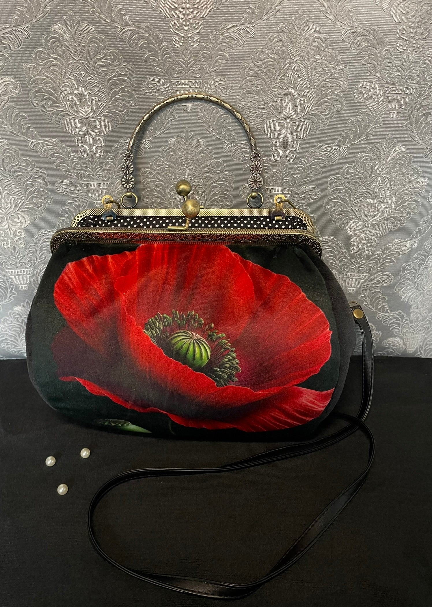 Vue de face du sac mettant en valeur le coquelicot et le velours noir.