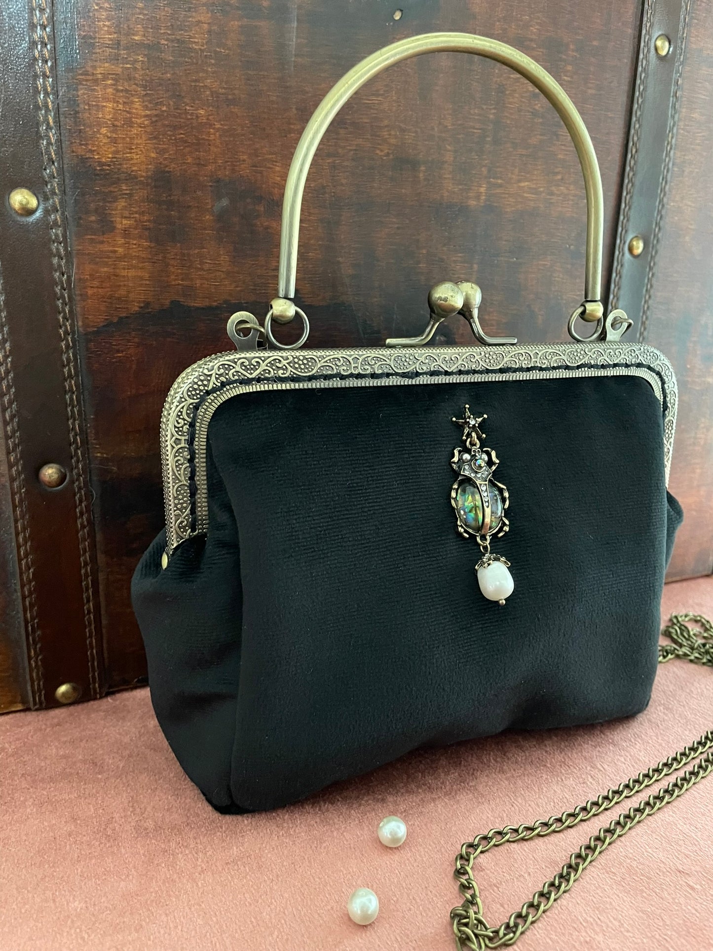 Pochette/Clutch Rétro en Velours Noir & Bijou Scarabée